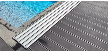 Silvrig metallisk pooldeckramp med ribbad textur och extra skenor för pooltak Nivokit Galant