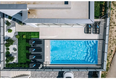 Rektangulär glasfiberpool Aruba Plus med blått klart vatten