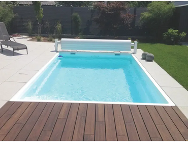 Rektangulär glasfiberpool Saba med turkost vatten och automatiskt lock