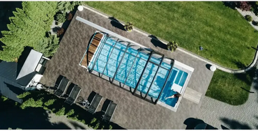 Glasfiberpool Trinidad med blå kakel, glastak och inbyggt poolöverdrag