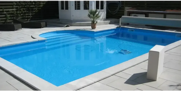 Rustica Athen paket med rektangulär blå pool och vita kakelkanter