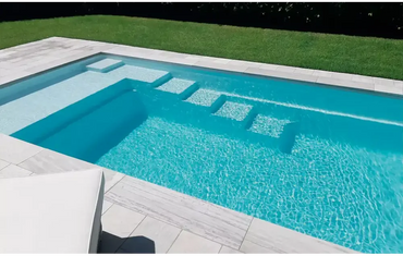 Modern Leisurepools Elite rektangulär pool med turkost vatten och grå stenplattor