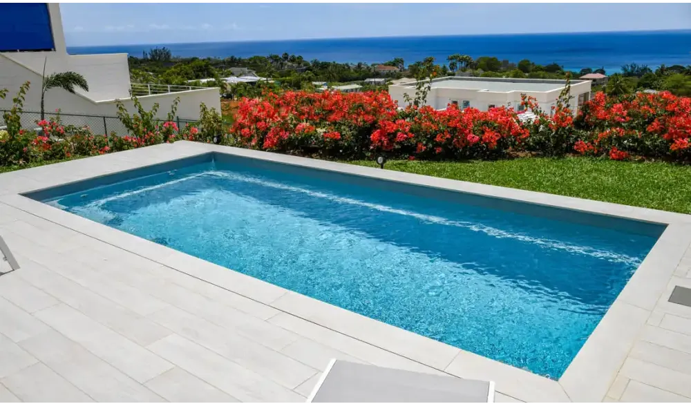 Leisurepools Harmony medence – téglalap alak, tiszta, kék víz, szürke csempével burkolt peremek
