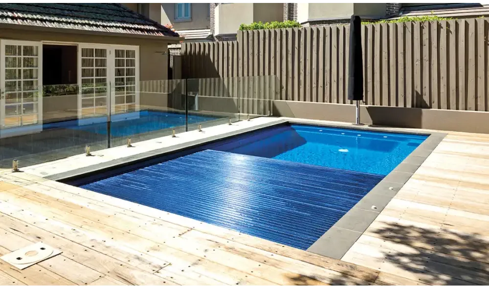 Blå utdragbar pooltäckning för Leisurepools Reflection rektangulär bassäng