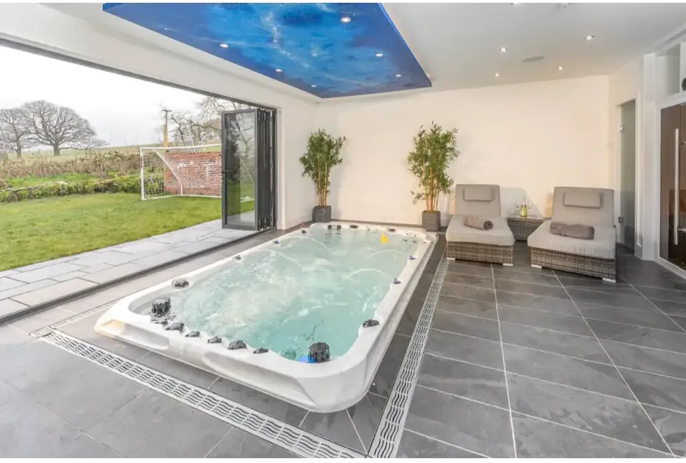 Vit PassionSpa Activity 2 Swim Spa – Sport Collection i vit med svarta jetstrålar och turkost vatten