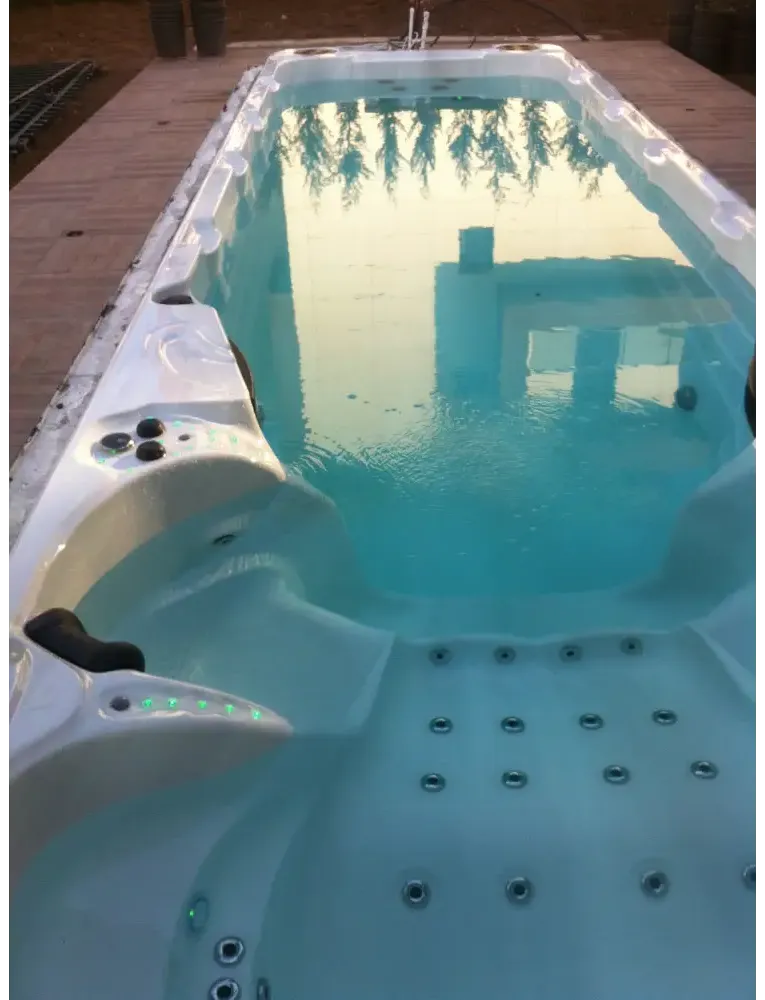 Vit PassionSpa Aquatic 6 Swim Spa med vit akryl, turkost vatten och inbyggda jetstrålar