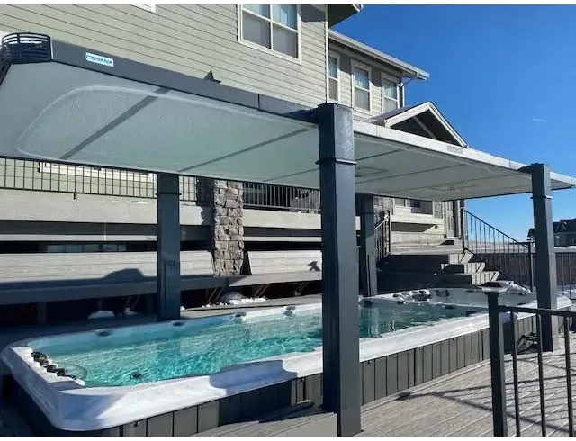 Modern grå pergola med translucent takpanel på PassionSpa Vitality