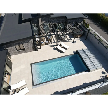Rektangulär pool pooltime exklusiv 12mm pp med klart blått vatten och mörkgrå kakelram att köpa pooltak