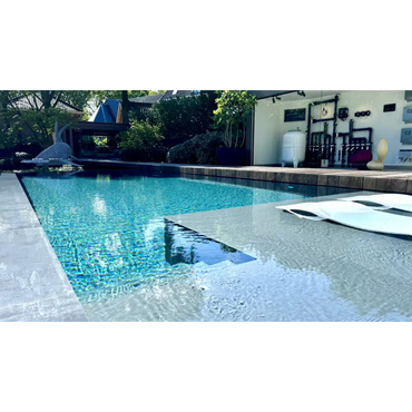 Pooltime exklusiv infinity med klart turkost vatten och svart kakel