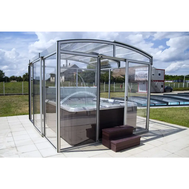 Spatak Luminosa med bågformad glasinrättning och mörkgrått bubbelbad i pool