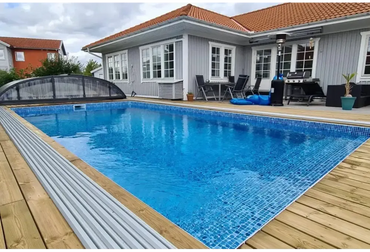 Inbyggd rektangulär pool med blå mosaik och trätrall, Thermopool Premium Plus