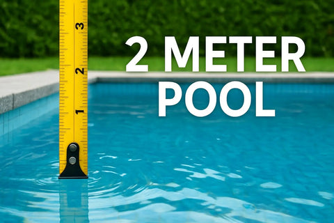 Gul måttband med svarta markeringar i klar blå poolvatten, 2 m kompakt pool.