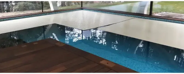 Vit poolöverdrag 60x14mm med extern motor Aquatop nersänkt, vit med texturerad yta och blå kakelkanter