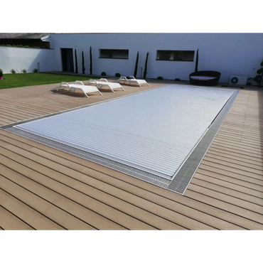 Silvrigt poolöverdrag 60x14mm med blå kaklade kanter och ribbad textur