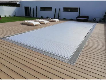 Ezüstszínű fém medencetakaró – bordázott felület, 60 x 14 mm, külső motor, megerősített peremek