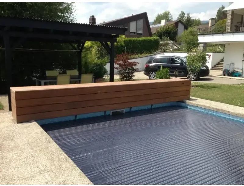 Lamellás medencetakaró – sötétkék, bordázott felület, fapad mellette, 60 x 14 mm