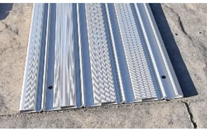Silvrig metallisk pooldeckramp för pooltak Nivokit Galant med extra skenor