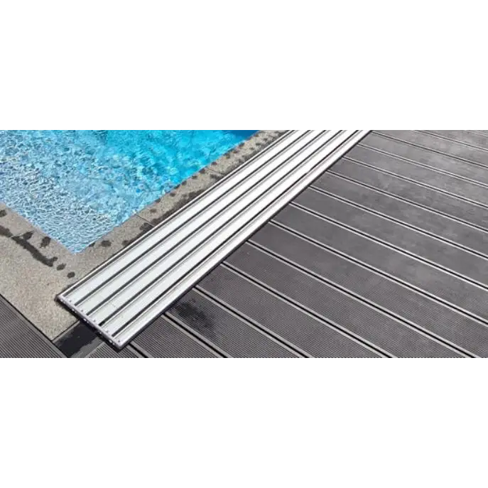 Silvrig metallisk pooldeckramp med ribbad textur och extra skenor för pooltak Nivokit Galant