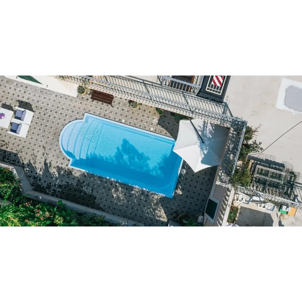 Glasfiberpool Aves med avrundad trappa och kaklad omgivning