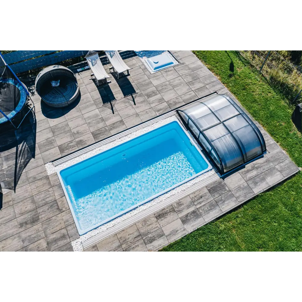 Glasfiberpool Papeete med elegant pooltak och klarblått vatten