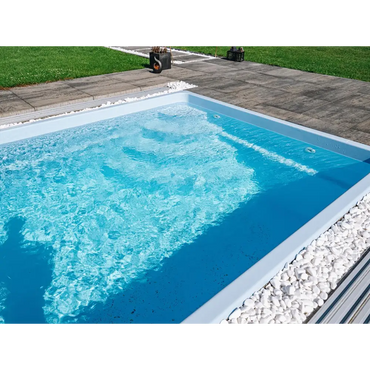 Modern glasfiberpool Papeete med pooltak, rektangulär med klart blått vatten och vita stenar