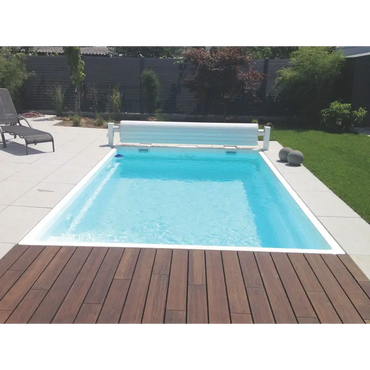 Glasfiberpool Victoria med bekväm sittplats och turkost vatten