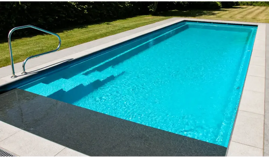 Leisurepools Cube medence – modern kialakítás, kültéren, türkizkék víz, fémkorlát