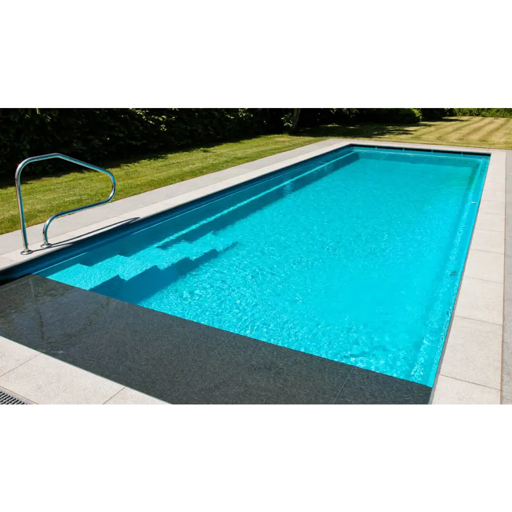 Modern Leisurepools Cube utomhuspool med turkost vatten och metallräcke