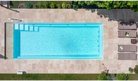 Rektangulär pool med modern design, hög vattenlinje och sluttande botten