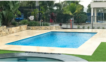 Leisurepools Elite medence – téglalap alak, modern kialakítás, tiszta, kék víz, bézs kő