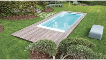 Leisurepools Encore medence – egyenes vonalak, keskeny telkekre, téglalap alak, tiszta, kék víz