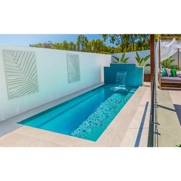 Slimmad Leisurepools Espirit pool i trängre utrymmen med turkos vatten, vattenfall och vita väggar