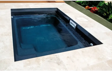 Leisurepools Fiji Plunge medence – tiszta, kék víz, faterasz