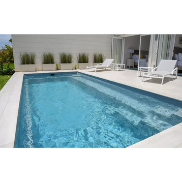 Rektangulär Leisurepools Harmony pool med klart blått vatten och vita kakelkanter