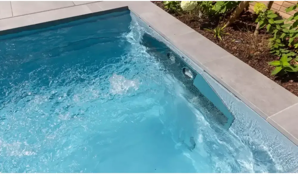 Leisurepools Linear medence – stílusos kialakítás, tiszta, türkizkék víz, vízesés