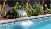 Leisurepools Linear medence – stílusos kialakítás, ívelt vízesés