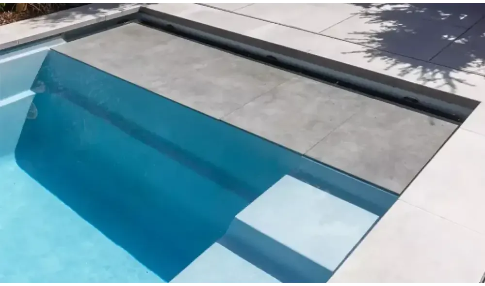 Leisurepools Linear medence – stílusos kialakítás, szürke betonlépcső