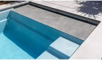 Leisurepools Linear medence – stílusos kialakítás, szürke betonlépcső