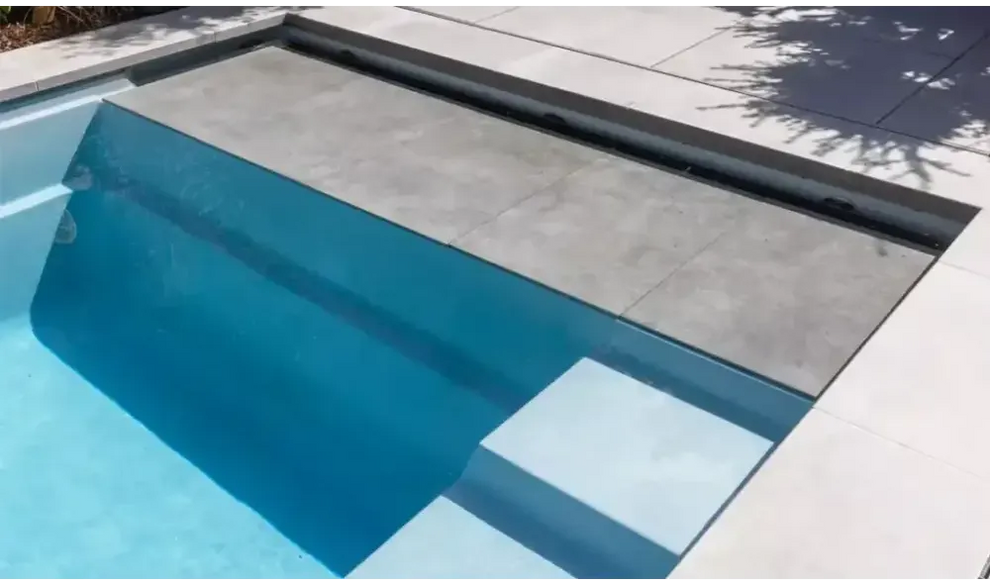Leisurepools Linear medence – stílusos kialakítás, szürke betonlépcső