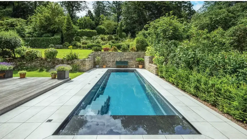 Stilren pooldesign med klart blått vatten i Leisurepools Linear