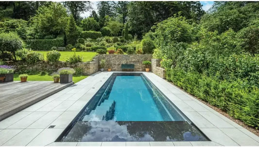 Leisurepools Linear medence – stílusos kialakítás, tiszta, kék víz