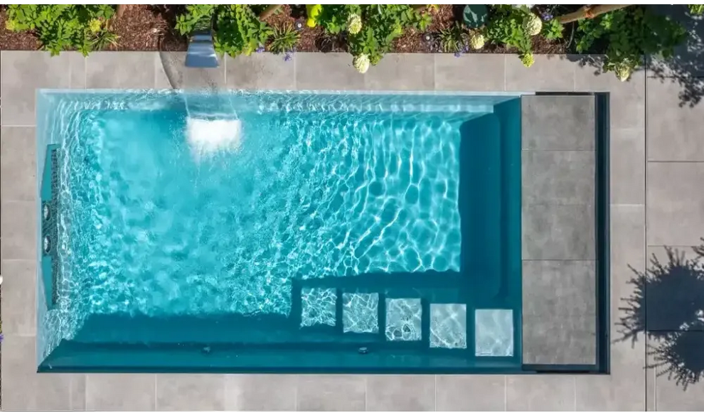Leisurepools Linear medence – stílusos kialakítás, tiszta, türkizkék víz