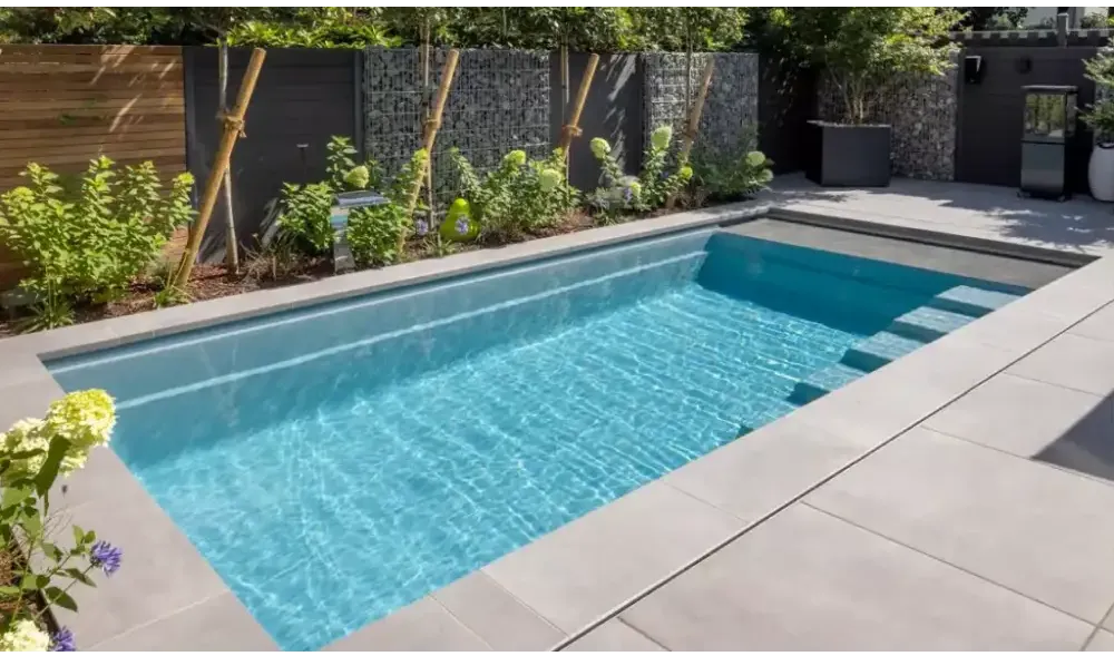 Leisurepools Linear medence – stílusos kialakítás, tiszta, kék víz