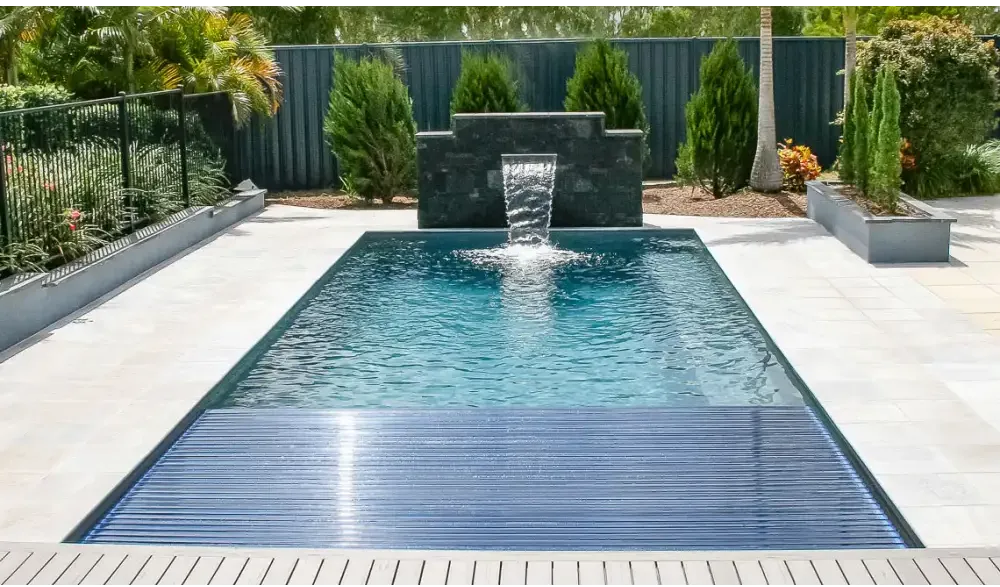 Leisurepools Reflection modern rektangulär bassäng med klart blått vatten och vattenfall