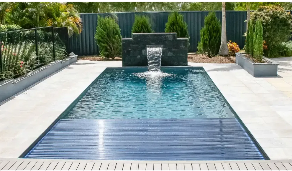 Leisurepools Reflection modern rektangulär bassäng med klart blått vatten och vattenfall
