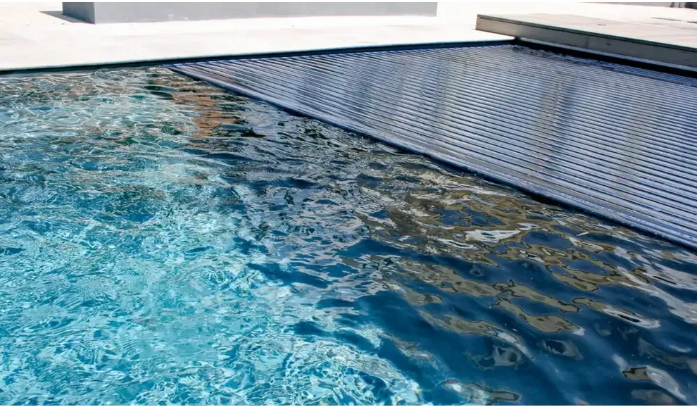 Mörkblå ribbad pooltäckning för Leisurepools Reflection rektangulär bassäng