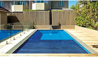 Blå kaklad Leisurepools Reflection rektangulär pool med glasbarriär och trädäck