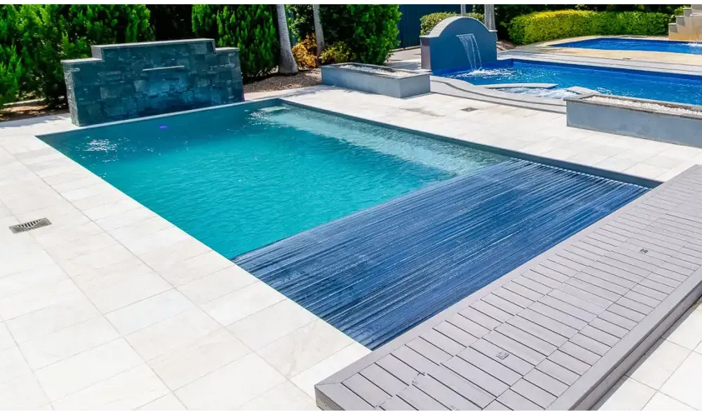 Modern Leisurepools Reflection rektangulär pool med turkos vatten och blå vattenfall