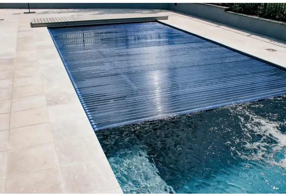 Blå genomskinlig pooltäck Leisurepools Reflection med horisontella ränder