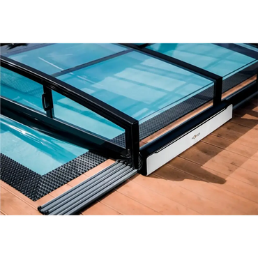 Moover solcellsdriven elmotor med svart ramglasdörr och vit baspanel